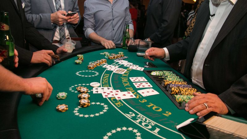 Cách chơi Blackjack - Áp dụng chiến thuật chơi phù hợp